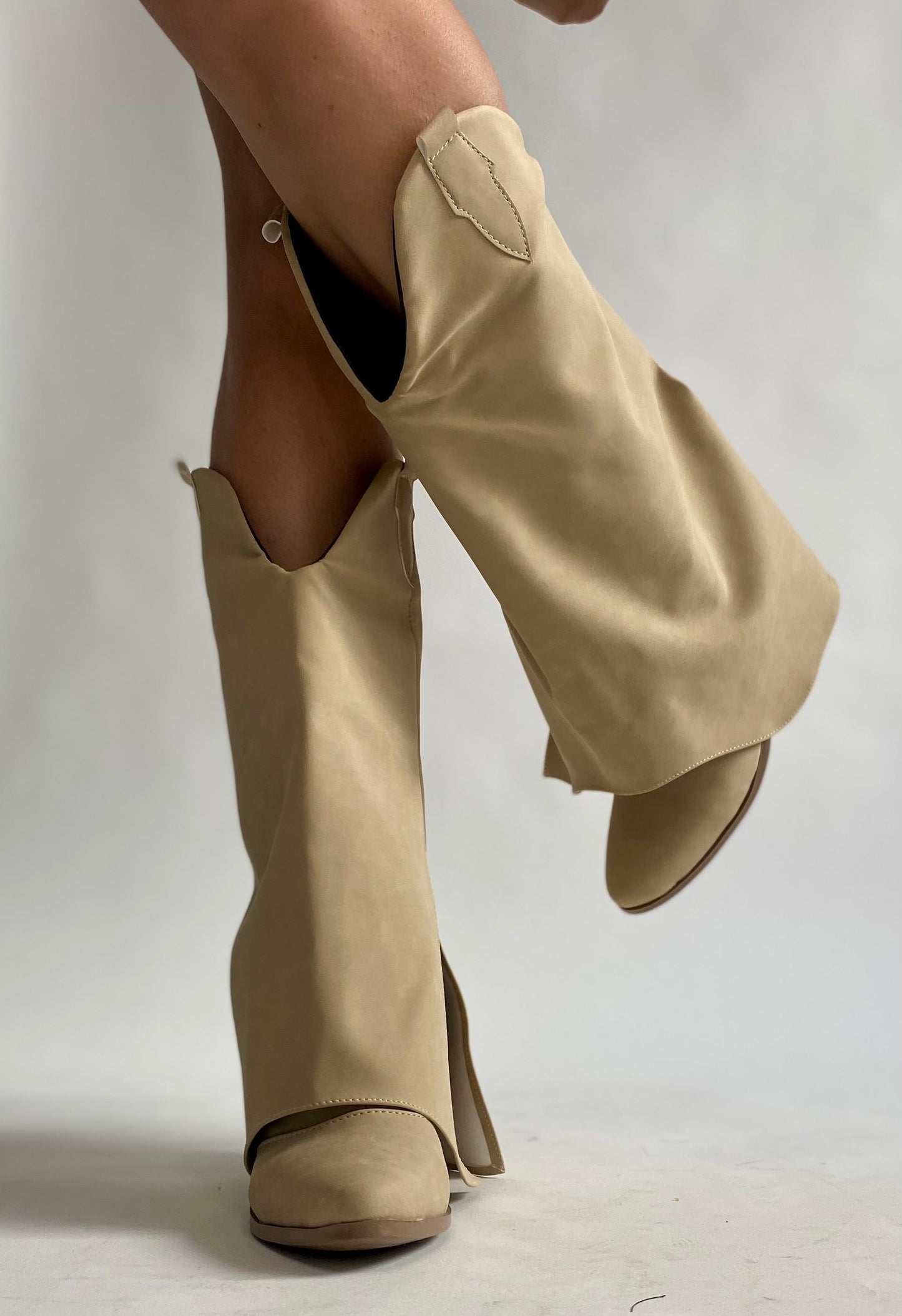 Bota con capa color arena | Celina Arena