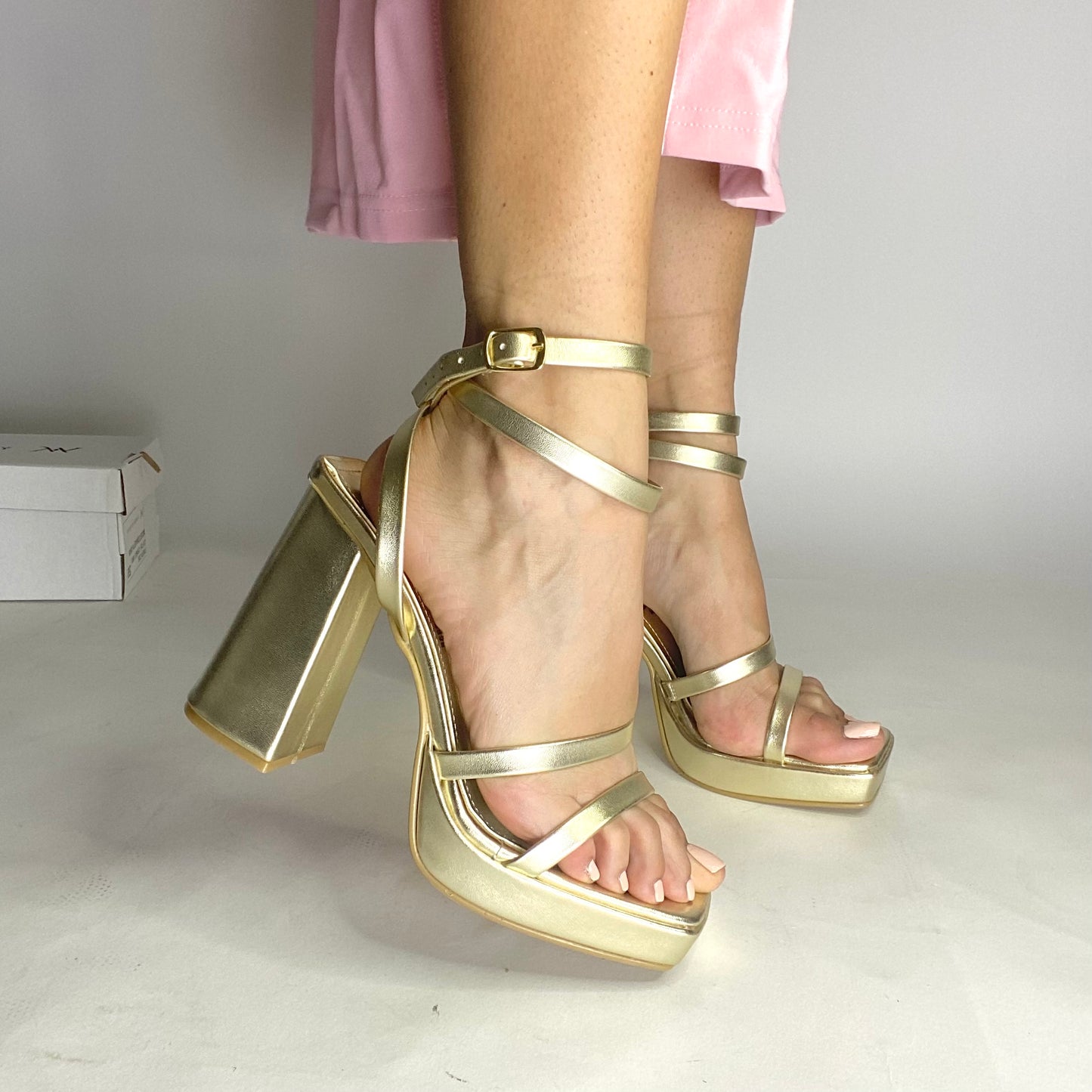 Zapatillas con plataforma en color dorado | SABRINA ORO