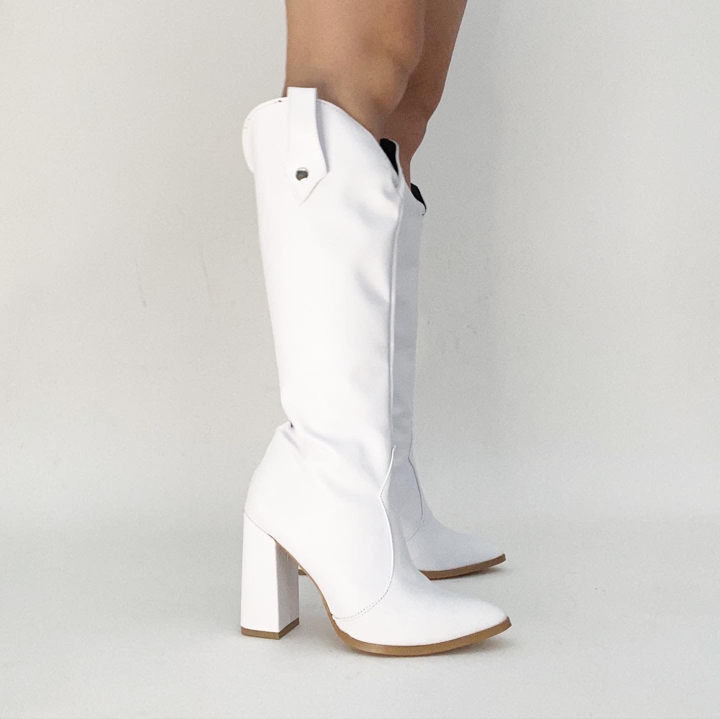 Bota vaquera blanca con capa de mezclilla