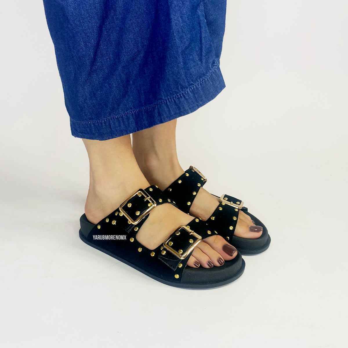 Sandalia con plataforma comoda en color negro - JULIA