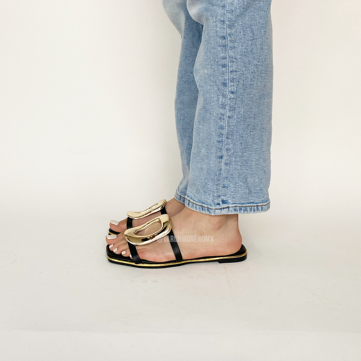 Zaira | Sandalia color negro con accesorio dorado