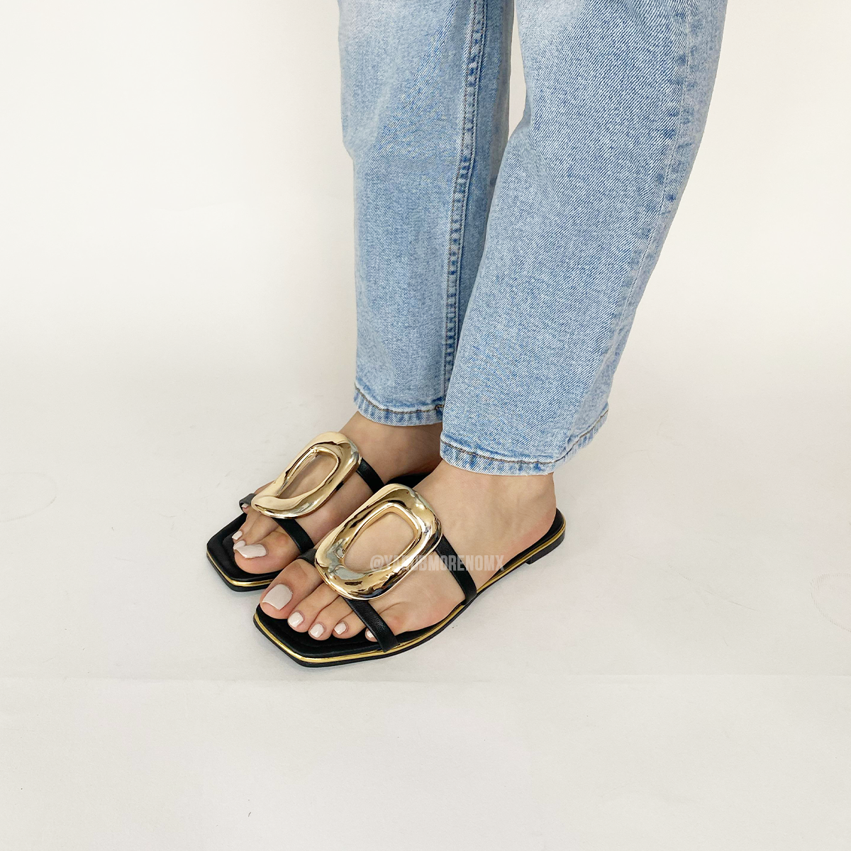 Zaira | Sandalia color negro con accesorio dorado