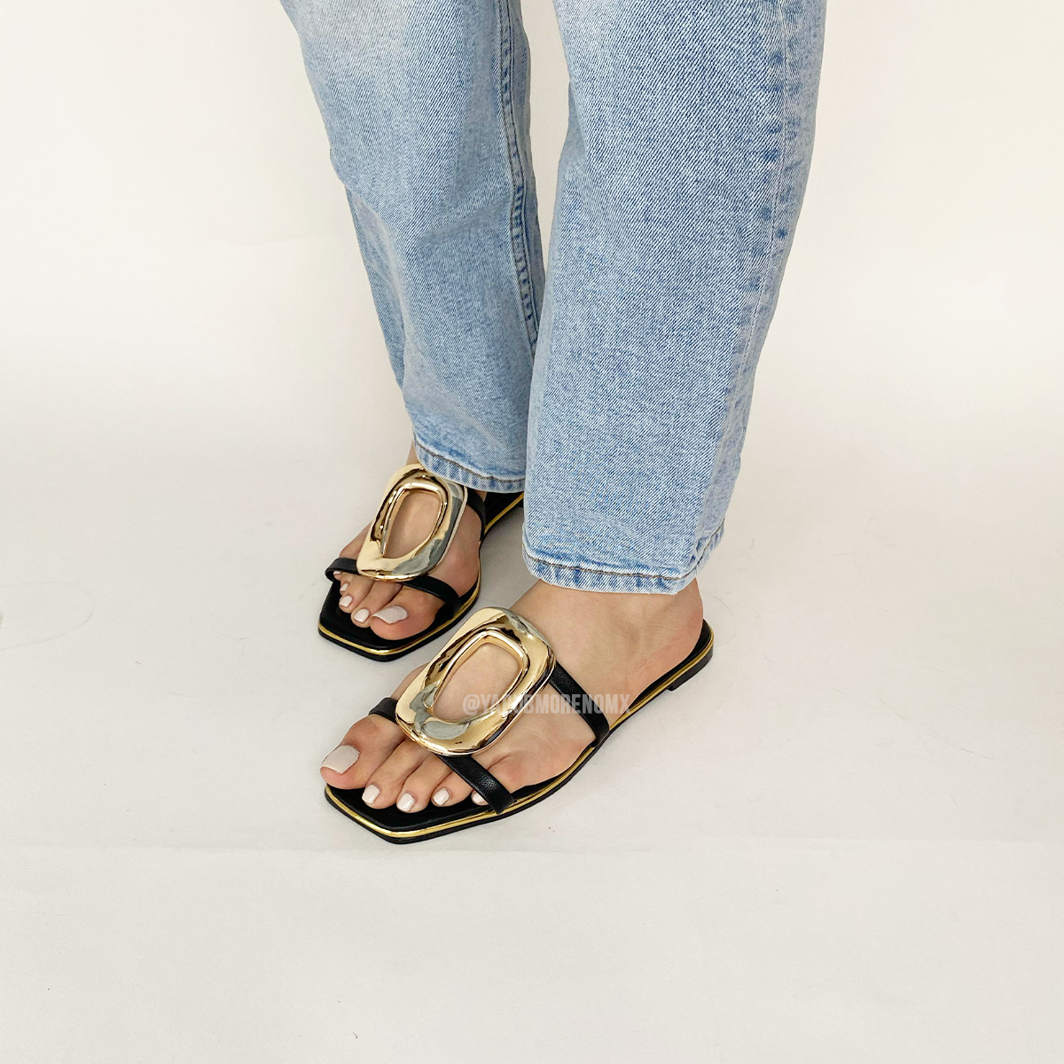 Zaira | Sandalia color negro con accesorio dorado