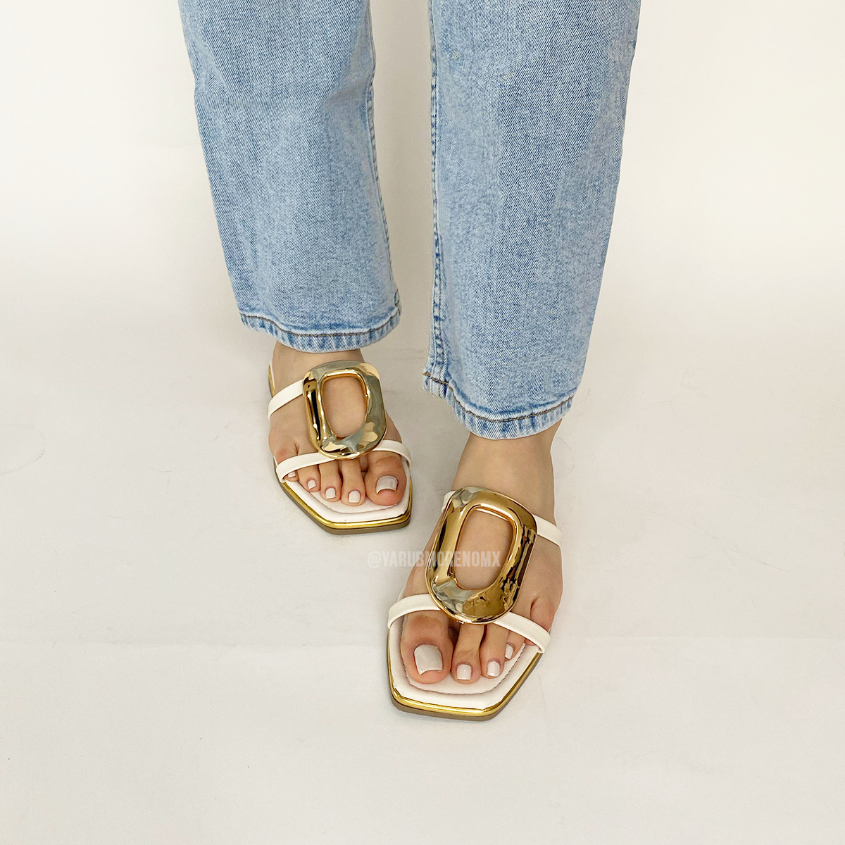 Zaira | Sandalia color blanco con accesorio dorado