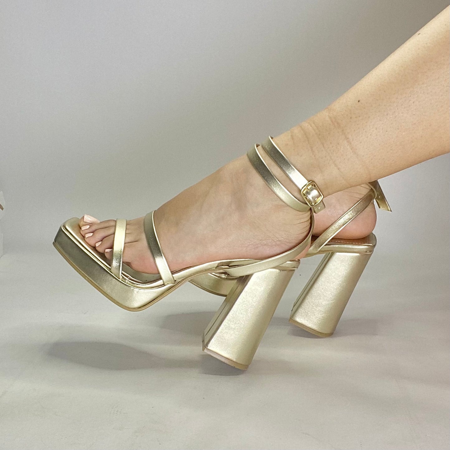 Zapatillas con plataforma en color dorado | SABRINA ORO