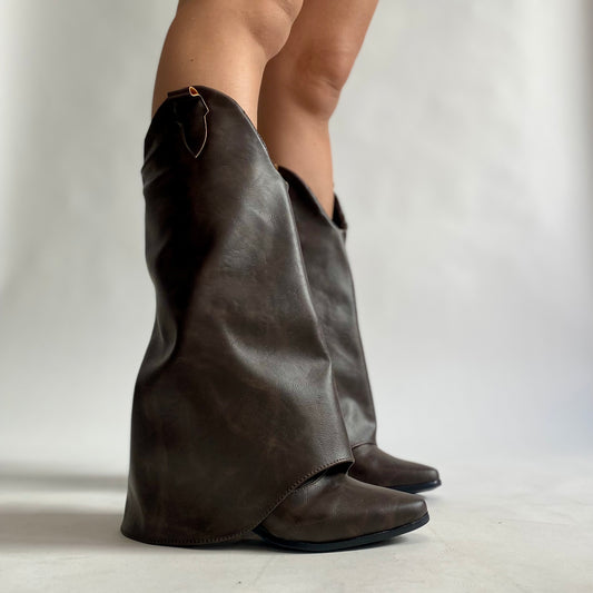 Bota con capa color chocolate | Celina Chocolate