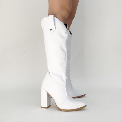 Bota vaquera blanca con capa de mezclilla