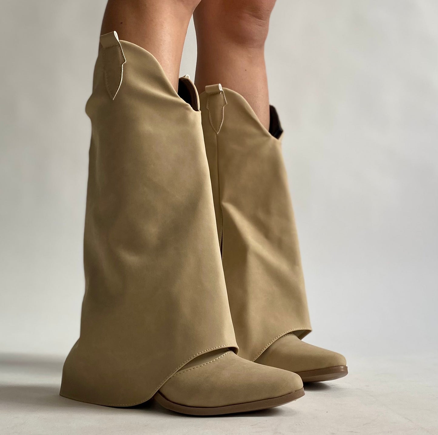 Bota con capa color arena | Celina Arena