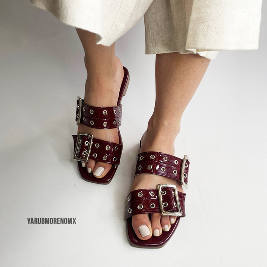 Rutila | Sandalias color vino de doble hebilla para mujer
