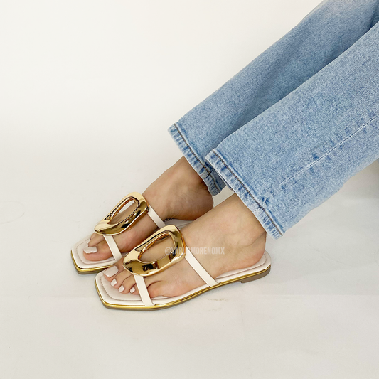 Zaira | Sandalia color blanco con accesorio dorado